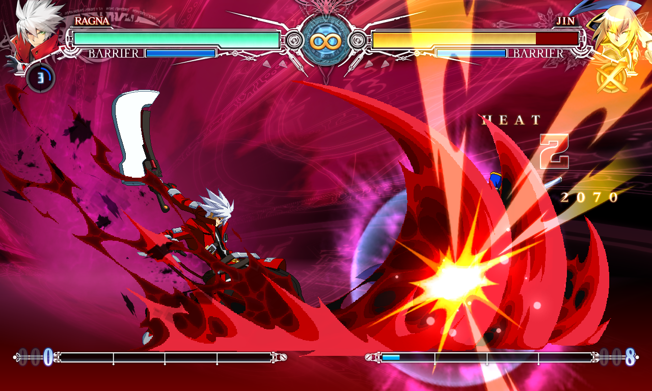 Ragna trifft Jin mit einem leuchtend roten Schwertangriff in BlazBlue: Central Fiction